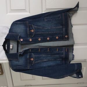 cabi #5662 Dylan denim jacket. Swing type back raw hem. Size M. 4 pocket. EUC